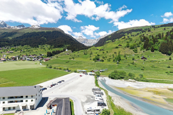 Das Foto zeigt den Wohnmobil Stellplatz in Richtung Talstation von Brigels