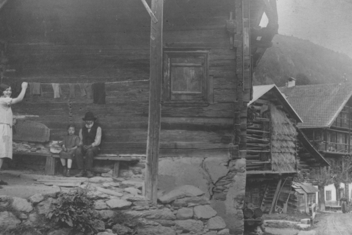 Das schwarz weiss Foto zeigt das frühere Leben in Danis Tavanasa