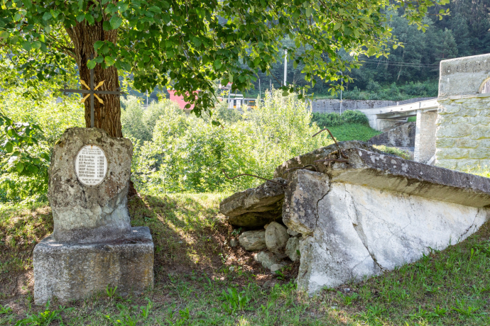 Das Foto zeigt die Gedenkstätte Bergsturz in Tavanasa