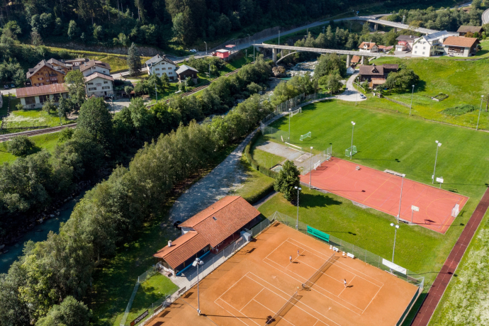 Das Foto zeigt die Sport und Tennisplätze Isletta