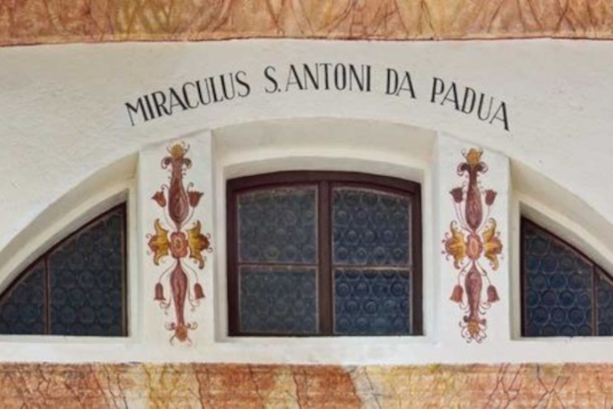 Das Foto zeigt die Kapelle St. Antonius und die Malereien