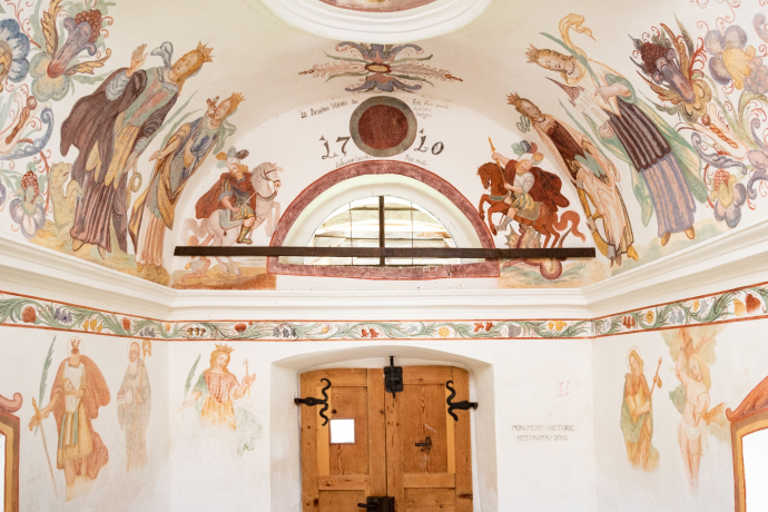 Das Foto zeigt die Kapelle St. klaus in Dardin von Innen mit dem Malereien