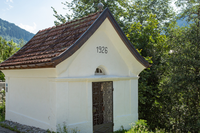 Das Foto zeigt die Kapelle St. Nikolaus in Danis