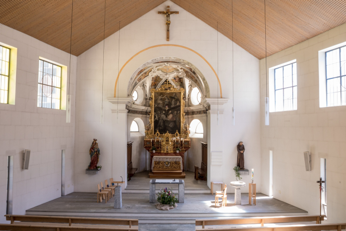 Das Foto zeigt die Pfarrkirche Hl. Dreifaltigkeit von Innen