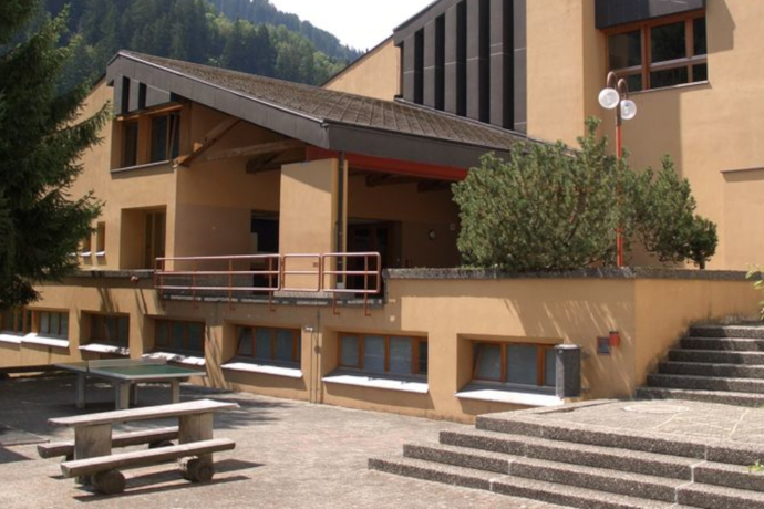 Das Foto zeigt das Schulhaus von Danis