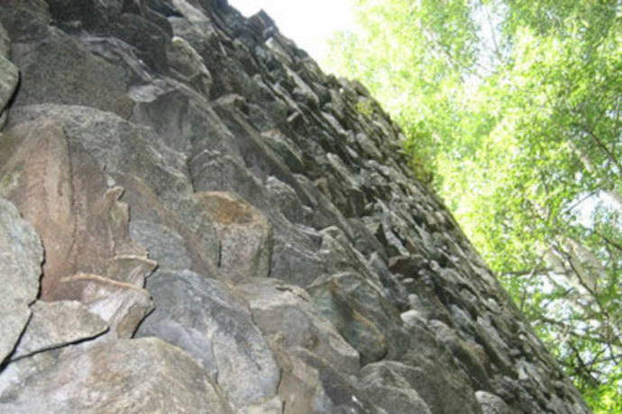 Auf dem Foto sieht man die Burgruine Vogelberg von der Seite in der Nahansicht. Auf dem Foto sieht man die Burgruine Vogelberg von der Seite in der Nahansicht.