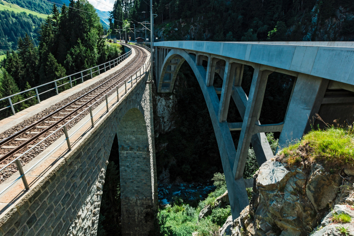 Das Foto zeigt die Brücke vom Zug und Autoverkehr