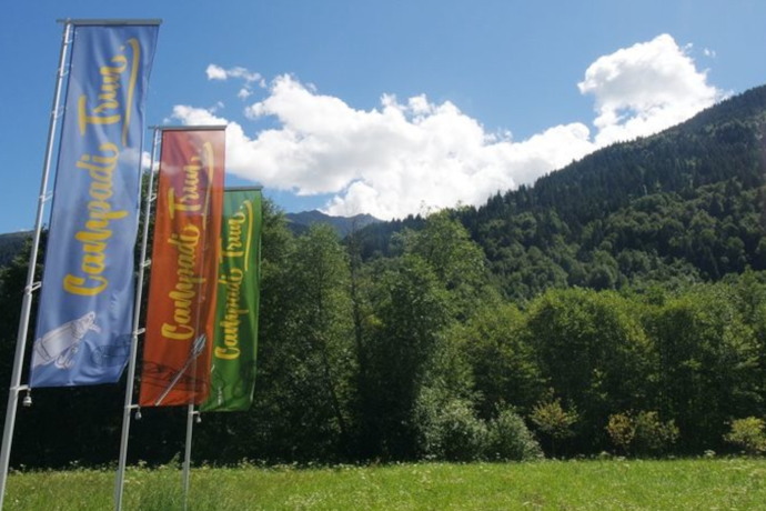 Das Foto zeigt den Eingang des Camping in Trun mit Banner