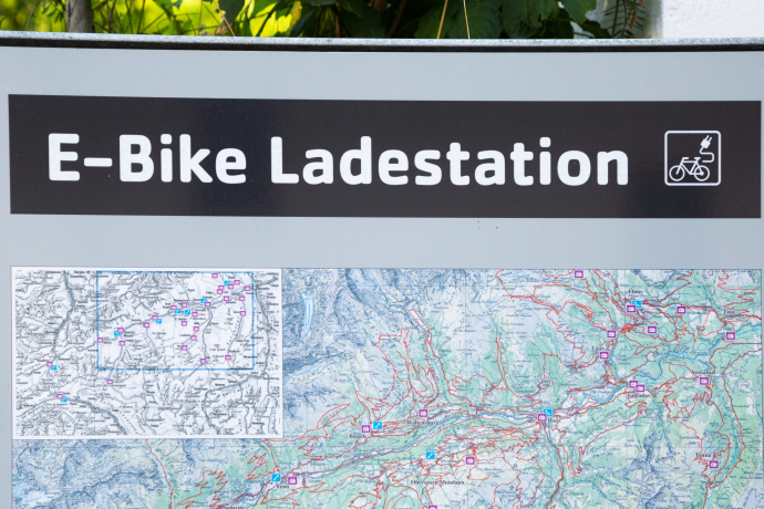 Nahaufnahme der e-bike Ladestation in Waltensburg.