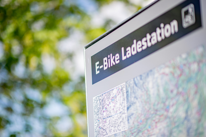 Das Foto zeigt eine Infotafel für E-Bike Ladestation