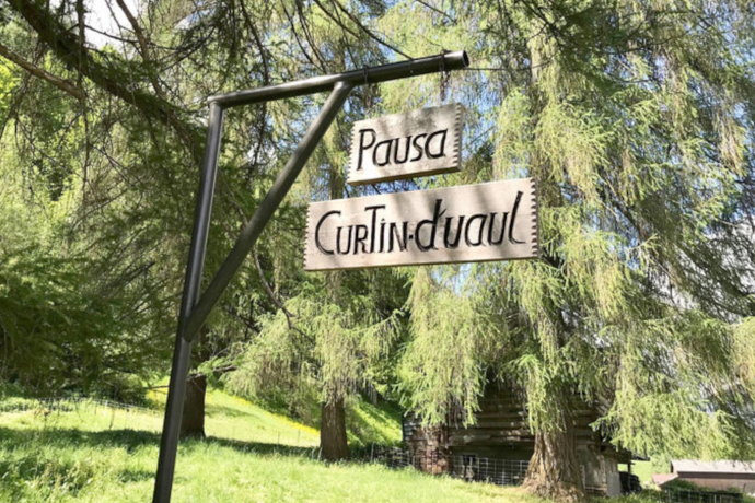 Das Foto zeigt den Eingang bei der Feuerstelle Curtin d'uaul Das Foto zeigt den Eingang bei der Feuerstelle Curtin d'uaul