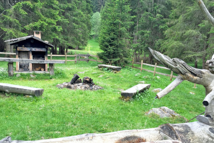 Das Foto zeigt die Feuerstelle mit Cheminée Runcahez