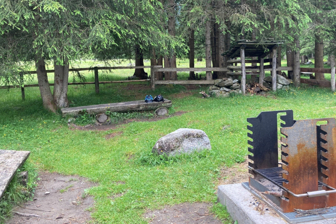 Das Foto zeigt die Feuerstelle Val Tenigia in Sumvitg