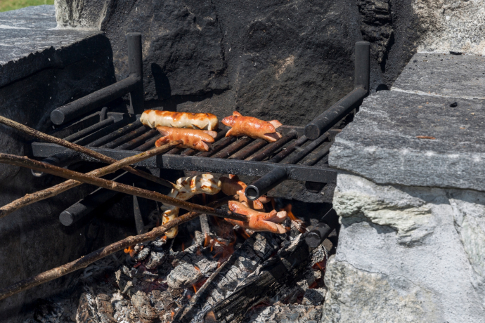 Nahaufnahme einer Feuerstelle beim grillen. Nahaufnahme einer Feuerstelle beim grillen.