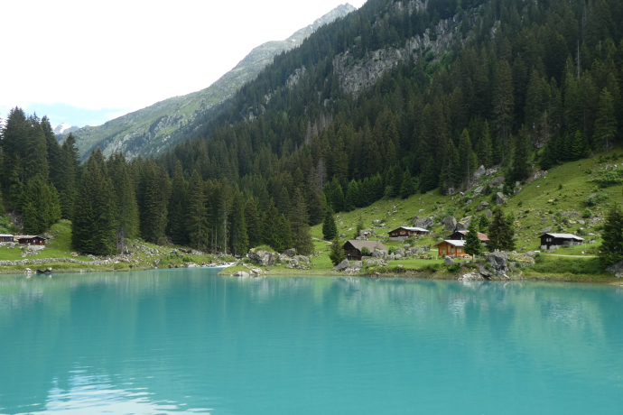 Das Foto zeigt den Bergsee neben dem Grillplatz Val Russein