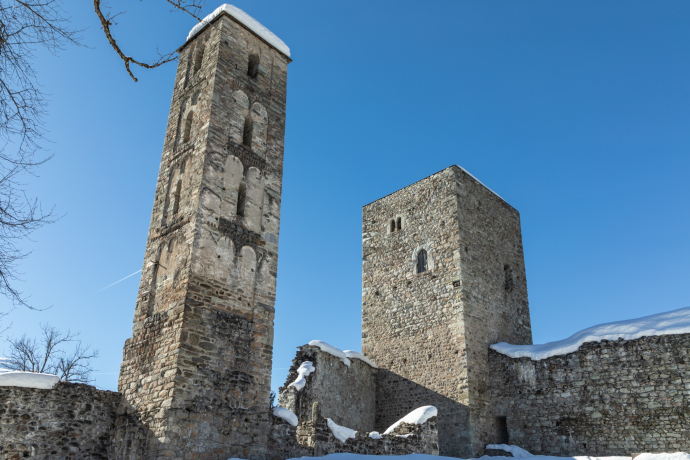 Aufnahme der Burganlage Jörgenberg im Winter.