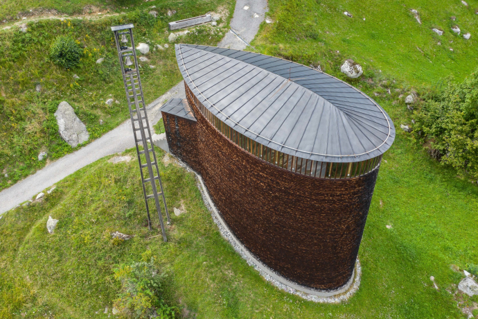 Das Foto zeigt die Kapelle Sogn Benedetg in Sumvitg