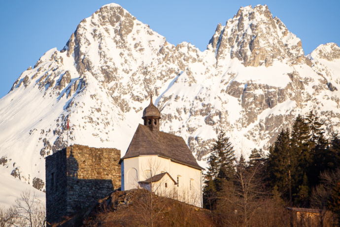 Das Foto zeigt die Kapelle St. Maria zum Schnee in Schlans