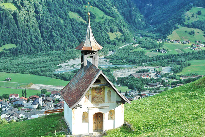 Das Foto zeigt die Kapelle St. Michael in Camieschas