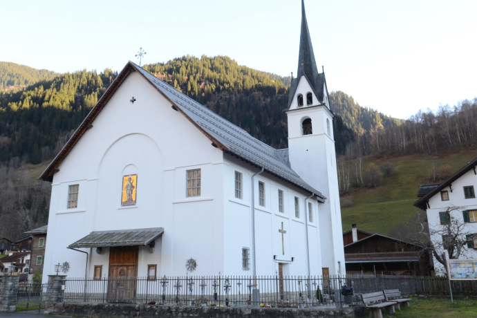 La foto mostra la chiesa di San Palcido a Surrein
