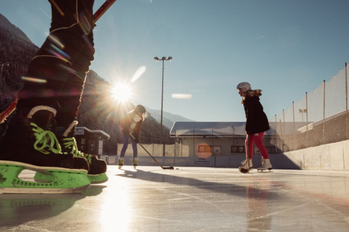 Das Foto zeigt das Natureisfeld in Trun