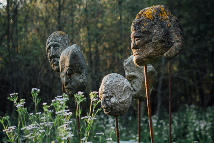 Das Foto zeigt Skulpturen der Senda d'art in Trun Das Foto zeigt Skulpturen der Senda d'art in Trun