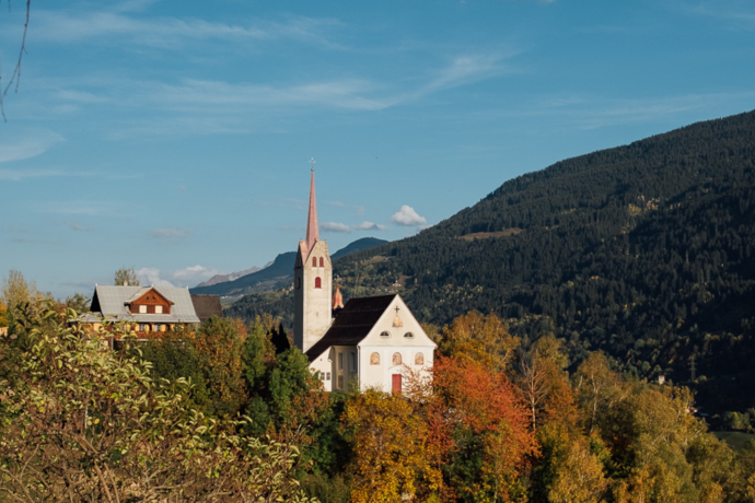 Das Foto zeigt die Wallfahrtkirche St. maria Licht in Acladira in Trun