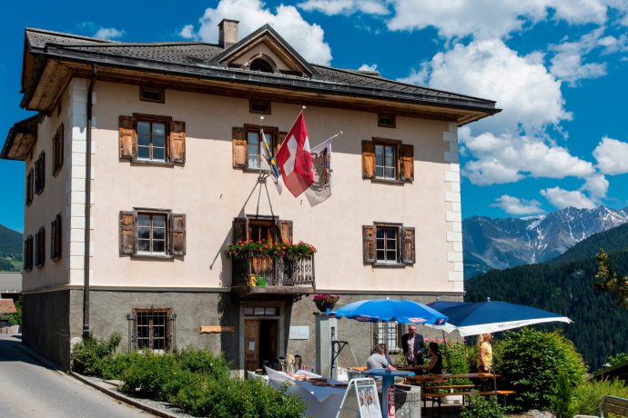 Das Foto zeigt die Volksbibliothek in Waltensburg
