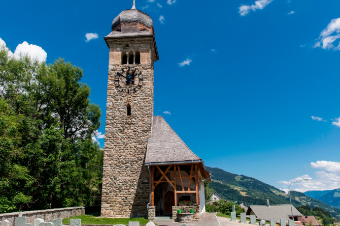 Aufnahme der Waltensburger Kirche von aussen im Sommer. Aufnahme der Waltensburger Kirche von aussen im Sommer.