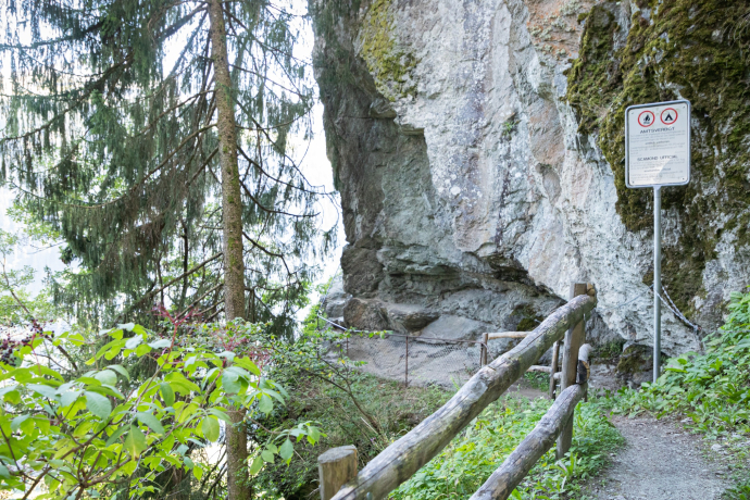 Aufnahme des Pfads zur Burg Kropfestein. Aufnahme des Pfads zur Burg Kropfestein.