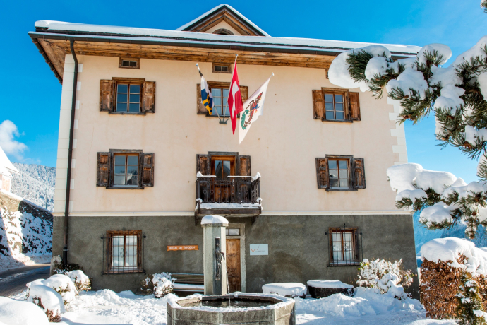 Das Foto zeigt das Waltensburger Museum im Winter
