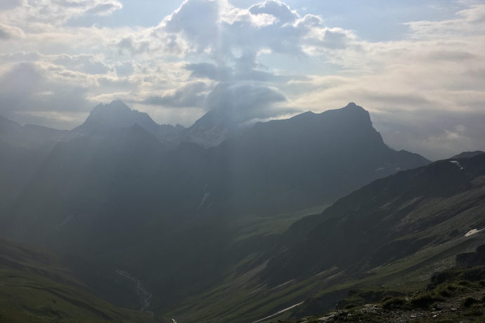 Vue depuis la Bärenlücke sur la vallée de Safien