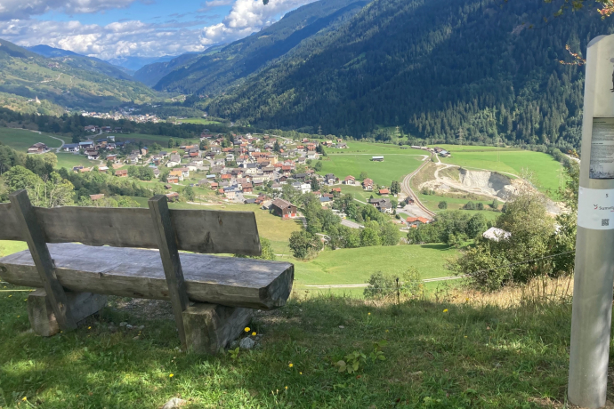 Abschnitt des Sagenweges in Sumvitg mit Blick Richtung Ilanz.