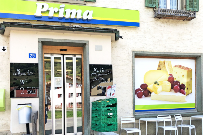 Eingang vom Einkaufsladen Prima in Surrein.