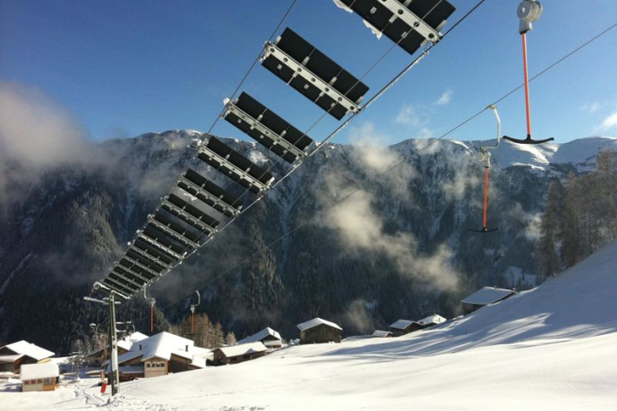 Das Foto zeigt die Photovoltaikanlagen des Skiliftes. Das Foto zeigt die Photovoltaikanlagen des Skiliftes.