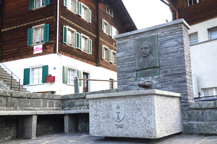 Aufnahme vom Denkmal Alfons Tuor