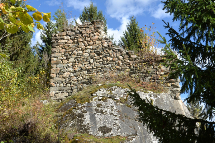 Aufnahme der Burgruine La Tuor in Clavadi im Sommer.