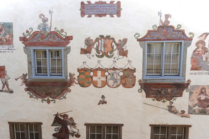 Aussenaufnahme des Hauses mit den Wappen.