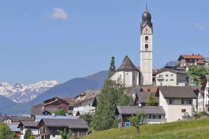 Aufnahme vom Bergdorf Sumvitg im Sommer.