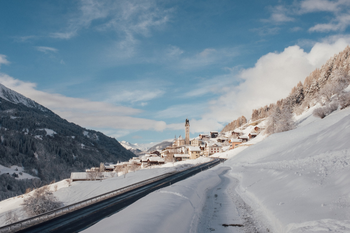 Aufnahme im Winter mit Aussicht auf das Bergdorf Sumvitg.