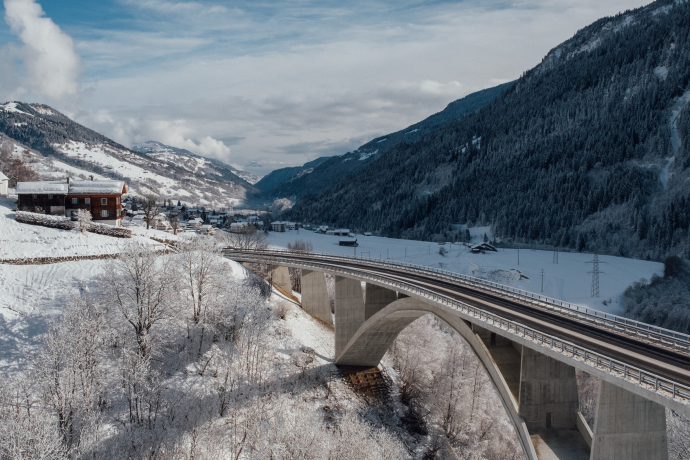Aufnahme im Winter von der Brücke zwischen Rabius und Sumvitg.
