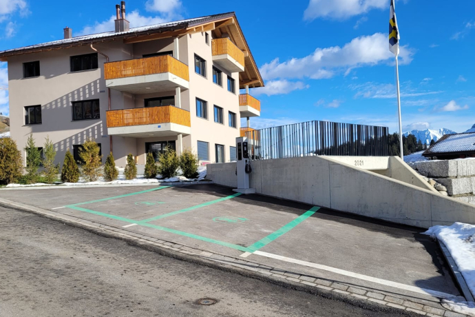 Aufnahme der Elektroautoladestation in der Via Ruast, Brigels