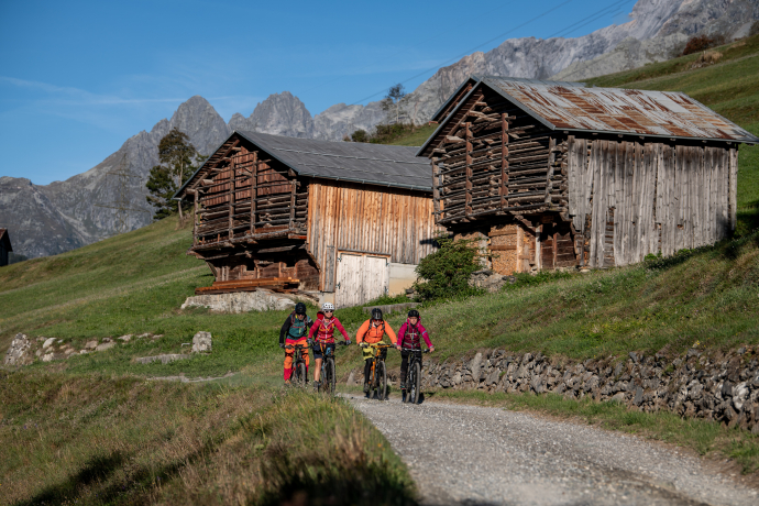 Genussvolle Fahrt von Brigels à Richtung Waltensburg. Schon bald befindest du dich bei der Ruina Grotta, der Burgruine in der senkrechten Felswand.