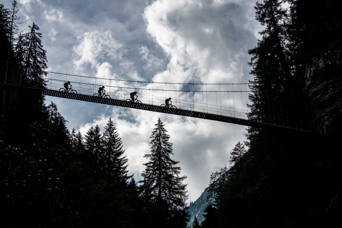 Hängebrücke bei Tersnaus, wo Nino Schurter aufgewachsen ist