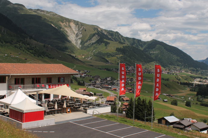 sonnige Terrasse im Sommer
