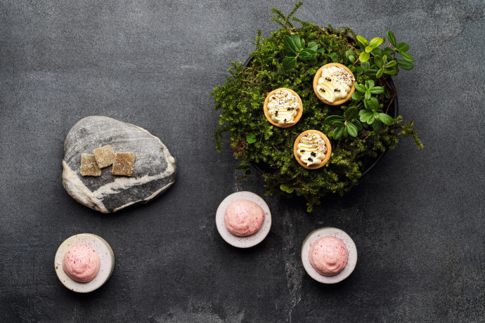 Landwirtschaft, Acker, Kultur und Gastronomie als beständiger Kreislauf: Rebecca’s Kochphilosophie beginnt bereits bei der Saat und biologischen Kultivierung von Gemüsen und Feldfrüchten sowie der respektvollen Haltung ihrer Hoftiere. Hier entstehen kulinarische Reisen, Esswahrnehmungen, rund um das Angebot im Alpinen Raum. Landwirtschaft, Acker, Kultur und Gastronomie als beständiger Kreislauf: Rebecca’s Kochphilosophie beginnt bereits bei der Saat und biologischen Kultivierung von Gemüsen und Feldfrüchten sowie der respektvollen Haltung ihrer Hoftiere. Hier entstehen kulinarische Reisen, Esswahrnehmungen, rund um das Angebot im Alpinen Raum.