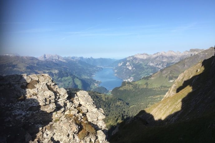 Je höher man steigt, desto eindrücklicher der Blick zum Walensee.