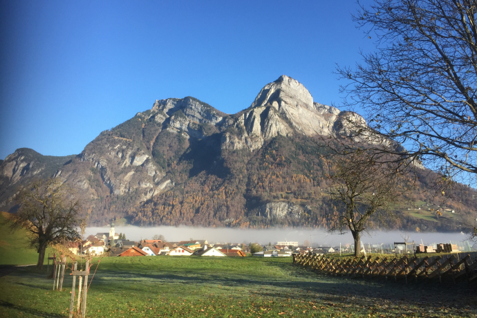 Le Gonzen s’élève puissamment au-dessus du village de Mels, qui est enveloppé dans le brouillard