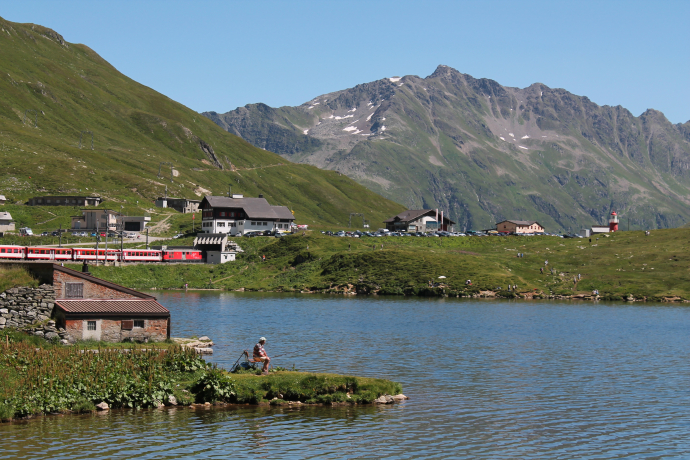 Am Oberalpsee entlang