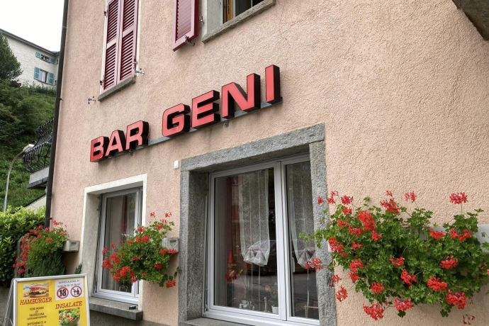 La facciata della Trattoria Bar Geni La facciata della Trattoria Bar Geni